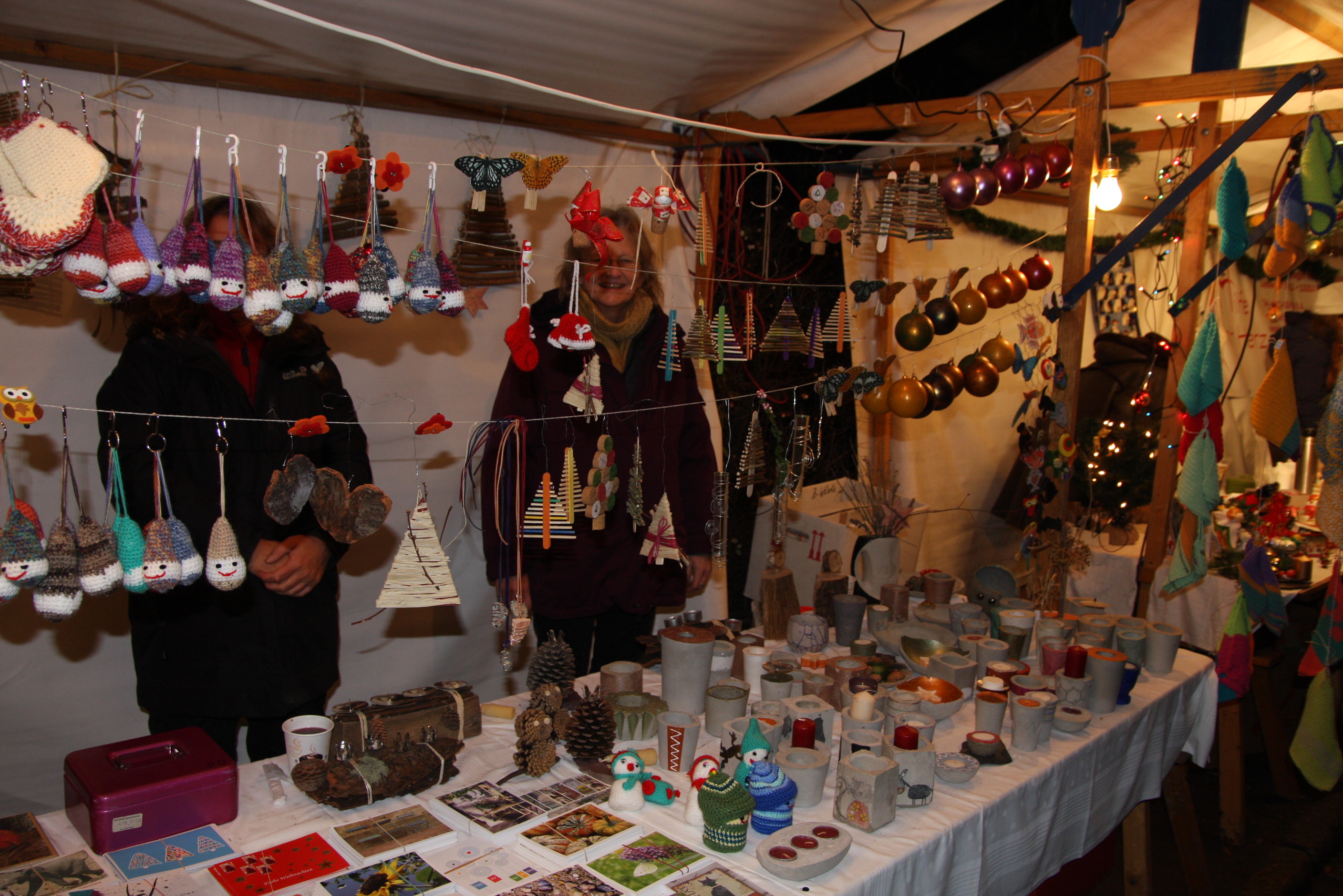 Verkauf von Weihnachtsdeko auf dem Lichtenrader Lichtermarkt