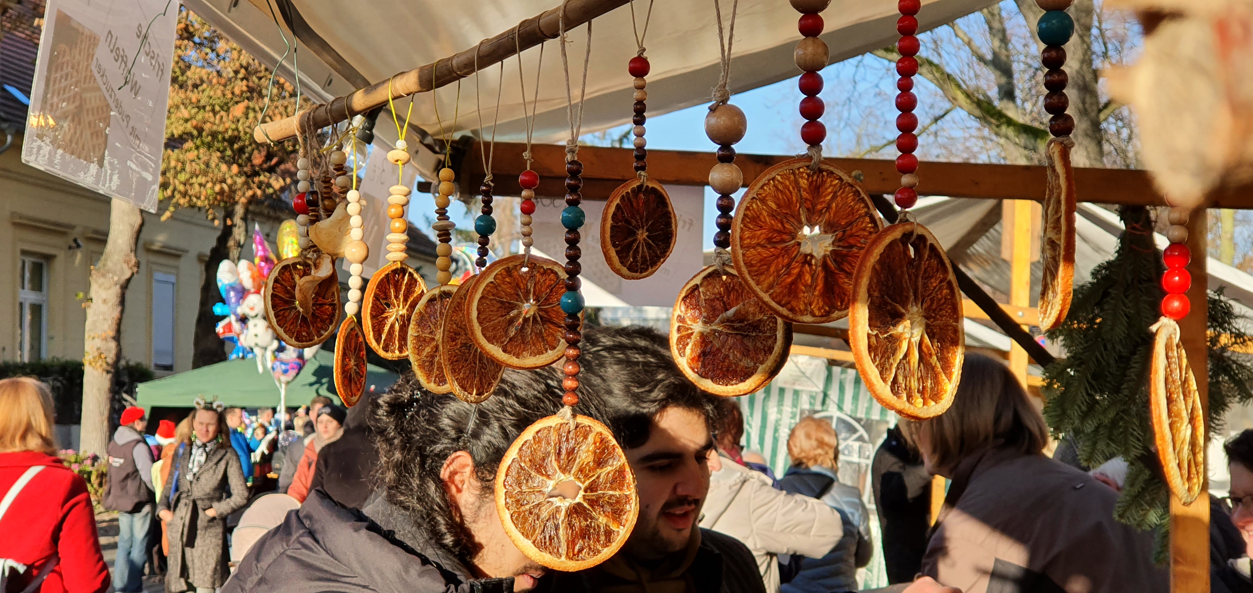 Orangen-Dekoration an einer Stange