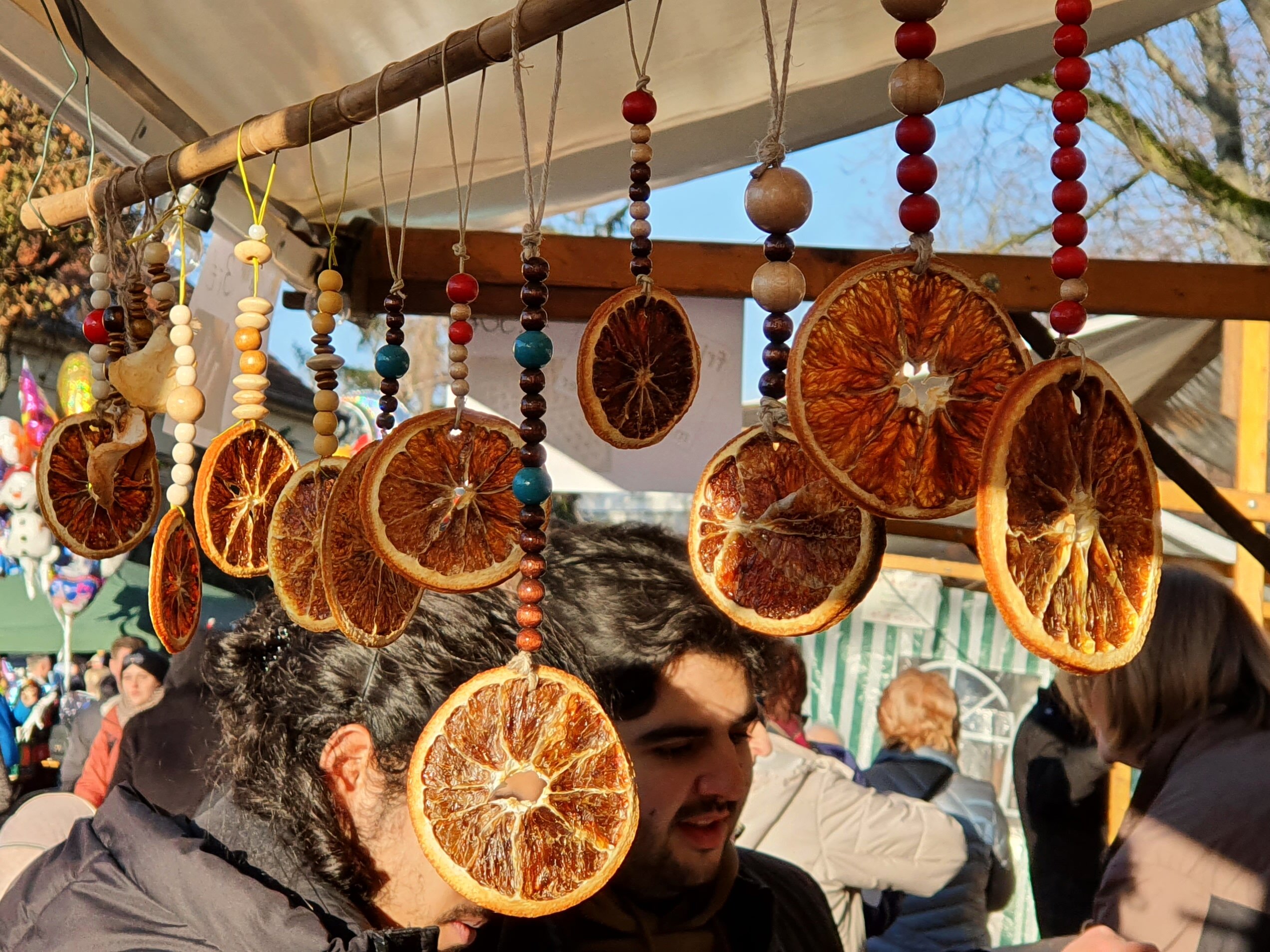 Orangen-Dekoration an einer Stange