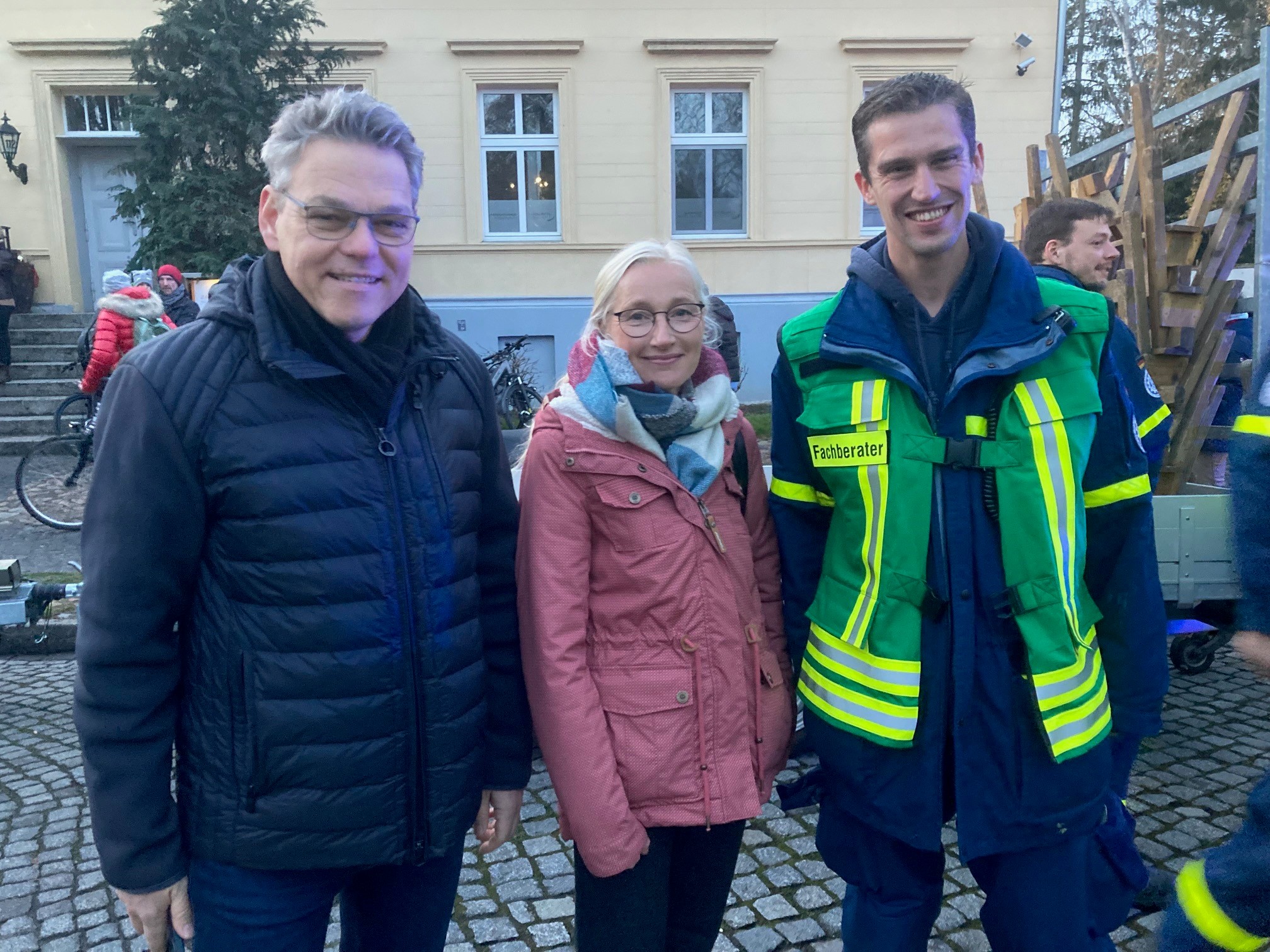 Eine Frau steht in der Mitte von zwei Männern