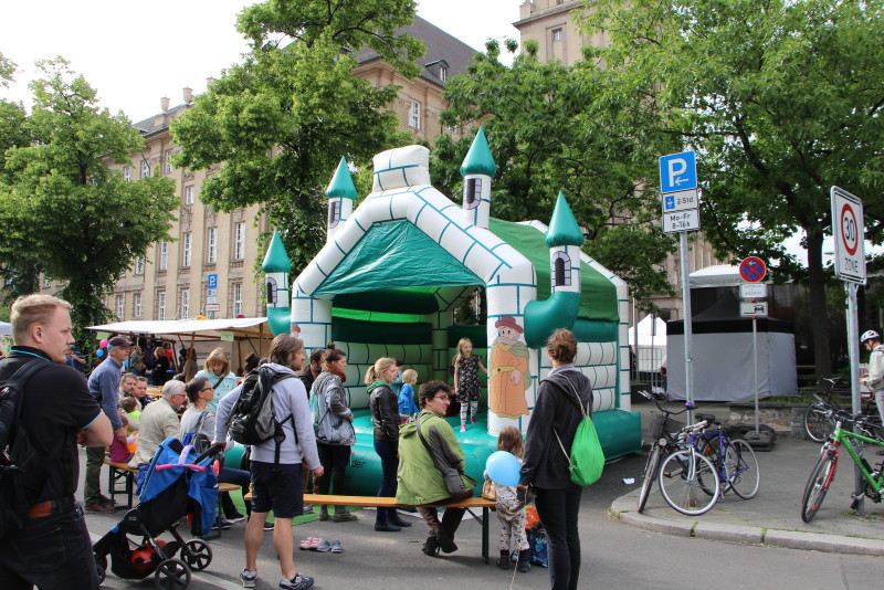 Kinder nutzen die Spielstände