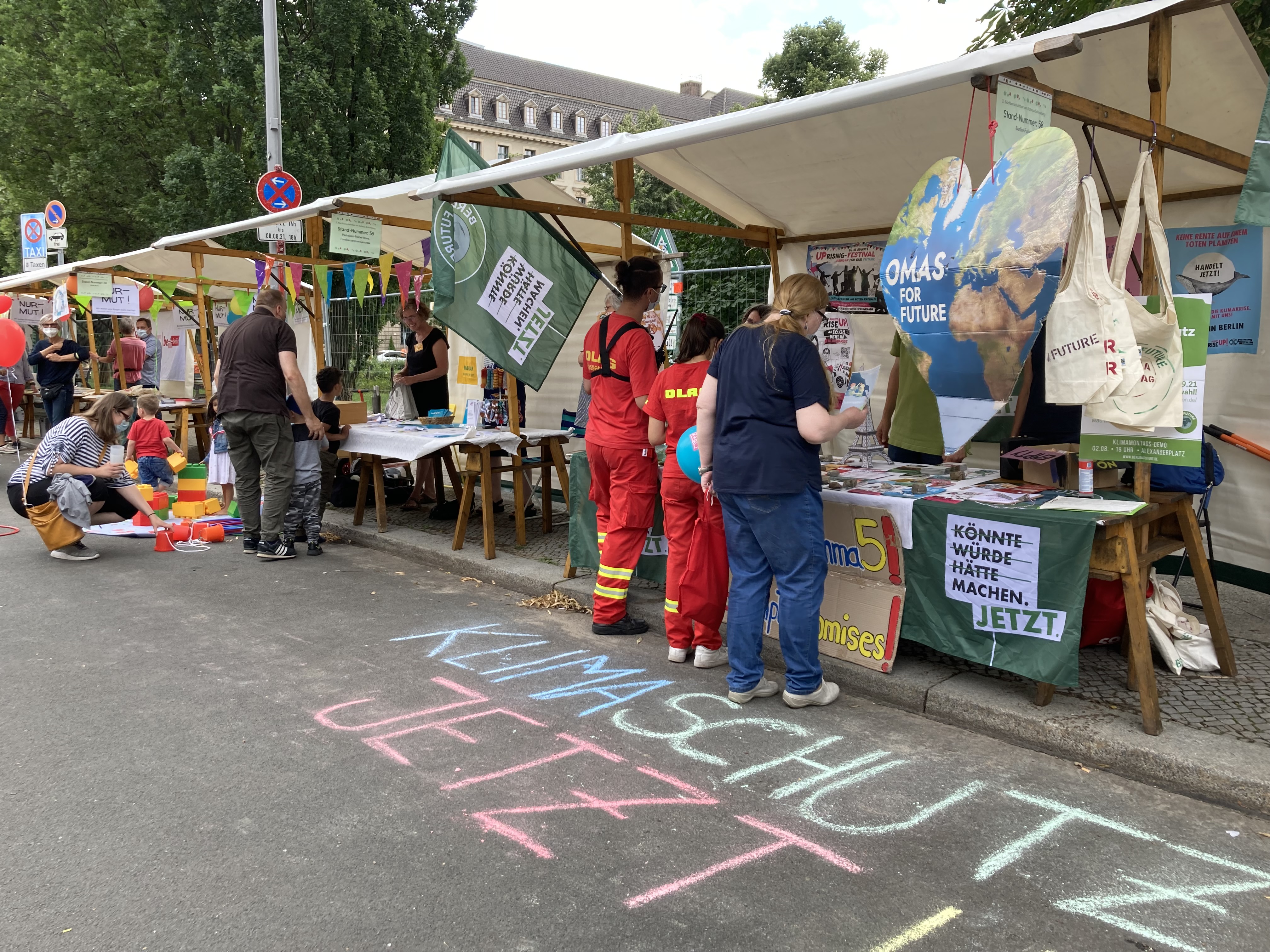 Informationsstände auf dem Nachbarschaftsfest 