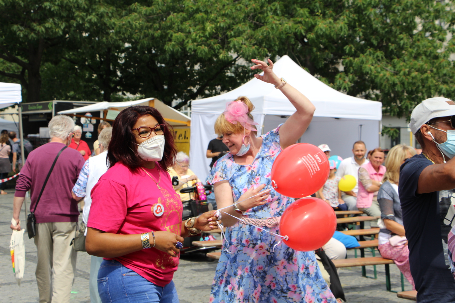 Tanzende Personen auf dem Nachbarschaftsfest