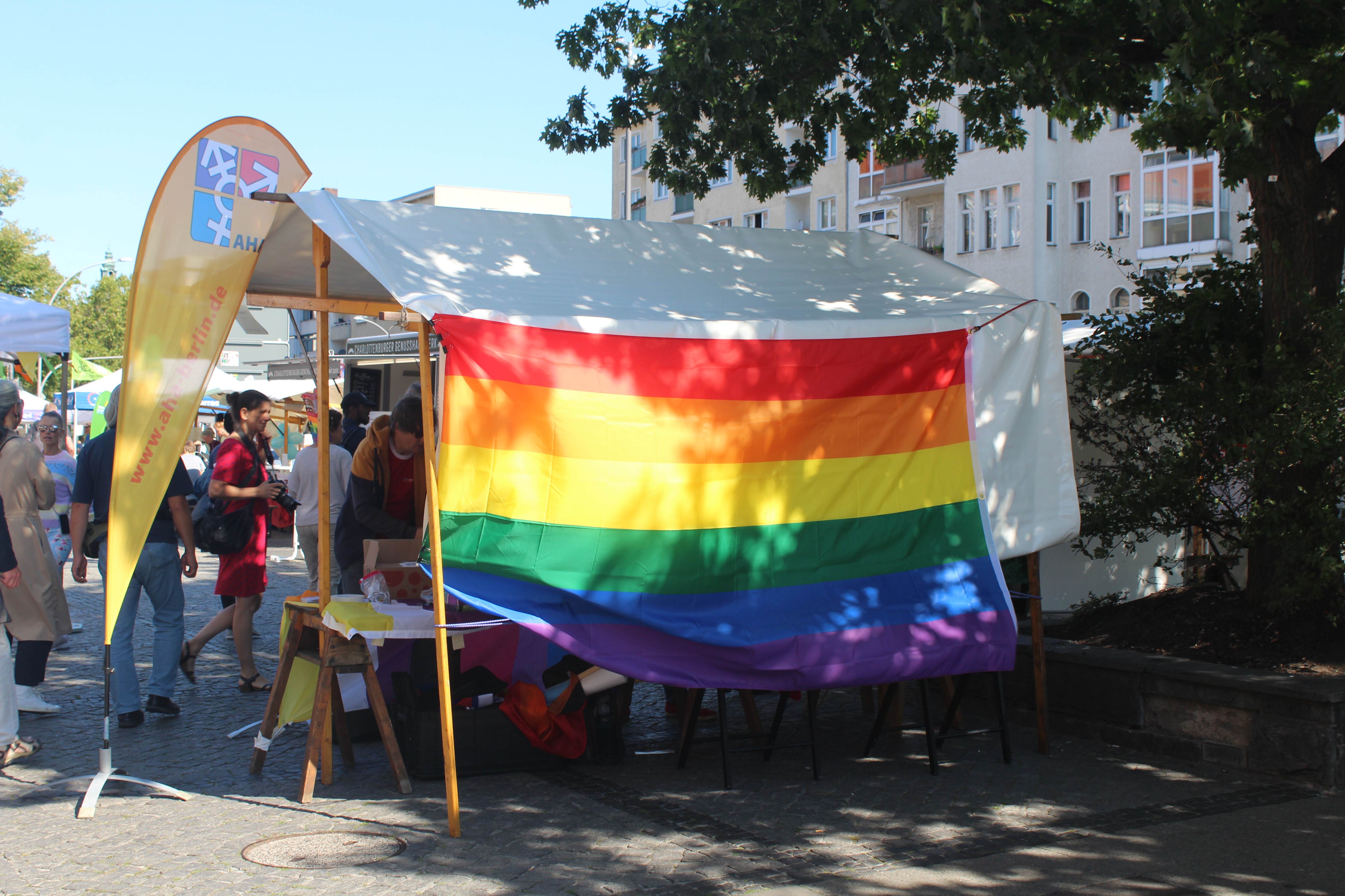 Regenbogenflagge am Stand