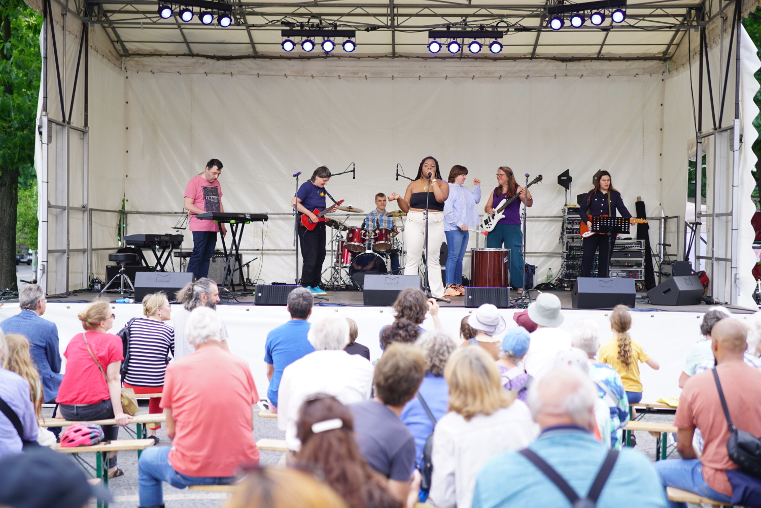 eine Band auf einer Bühne