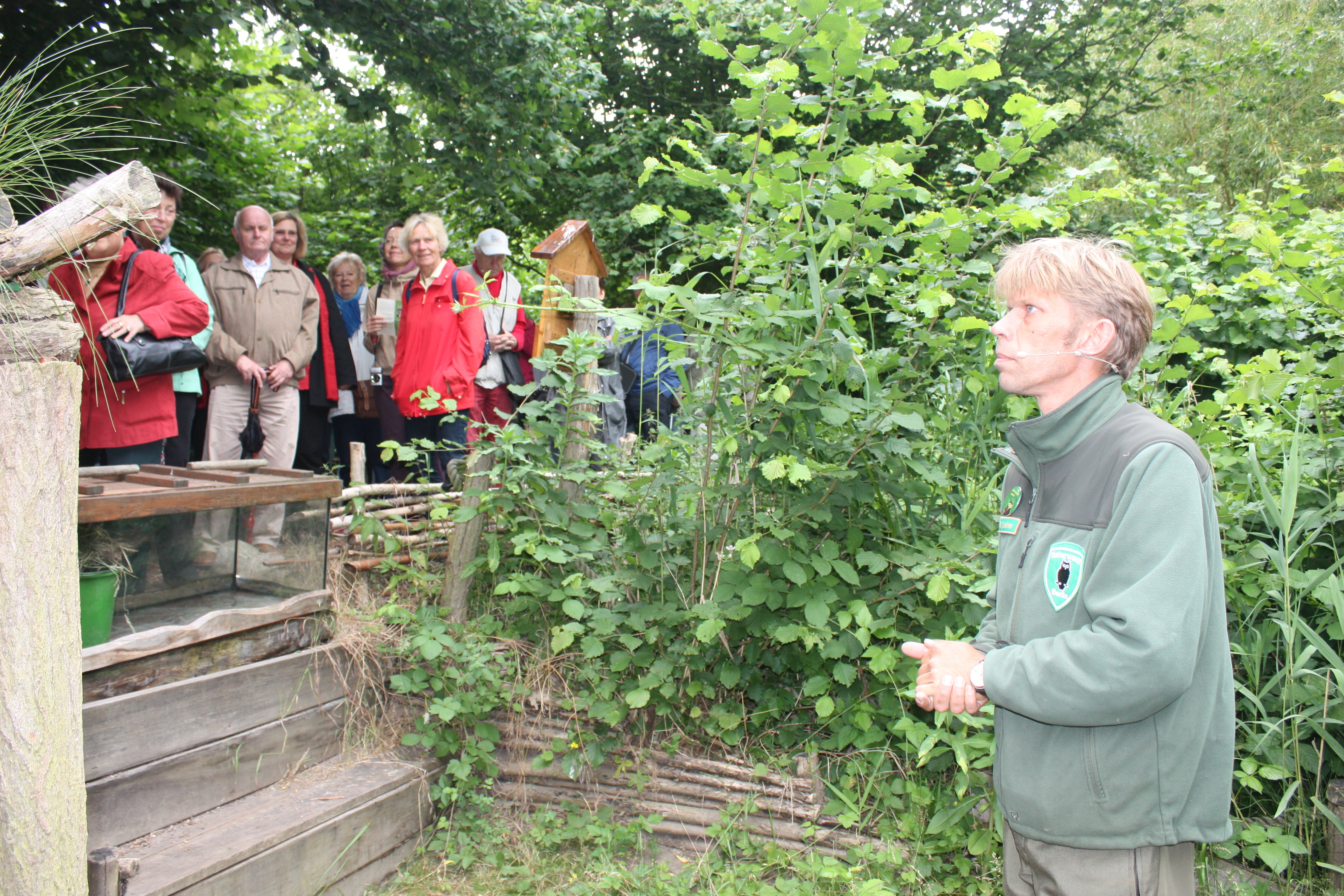 Der Naturranger Herr Lindner zeigt auf, was es alles zu entdecken gibt