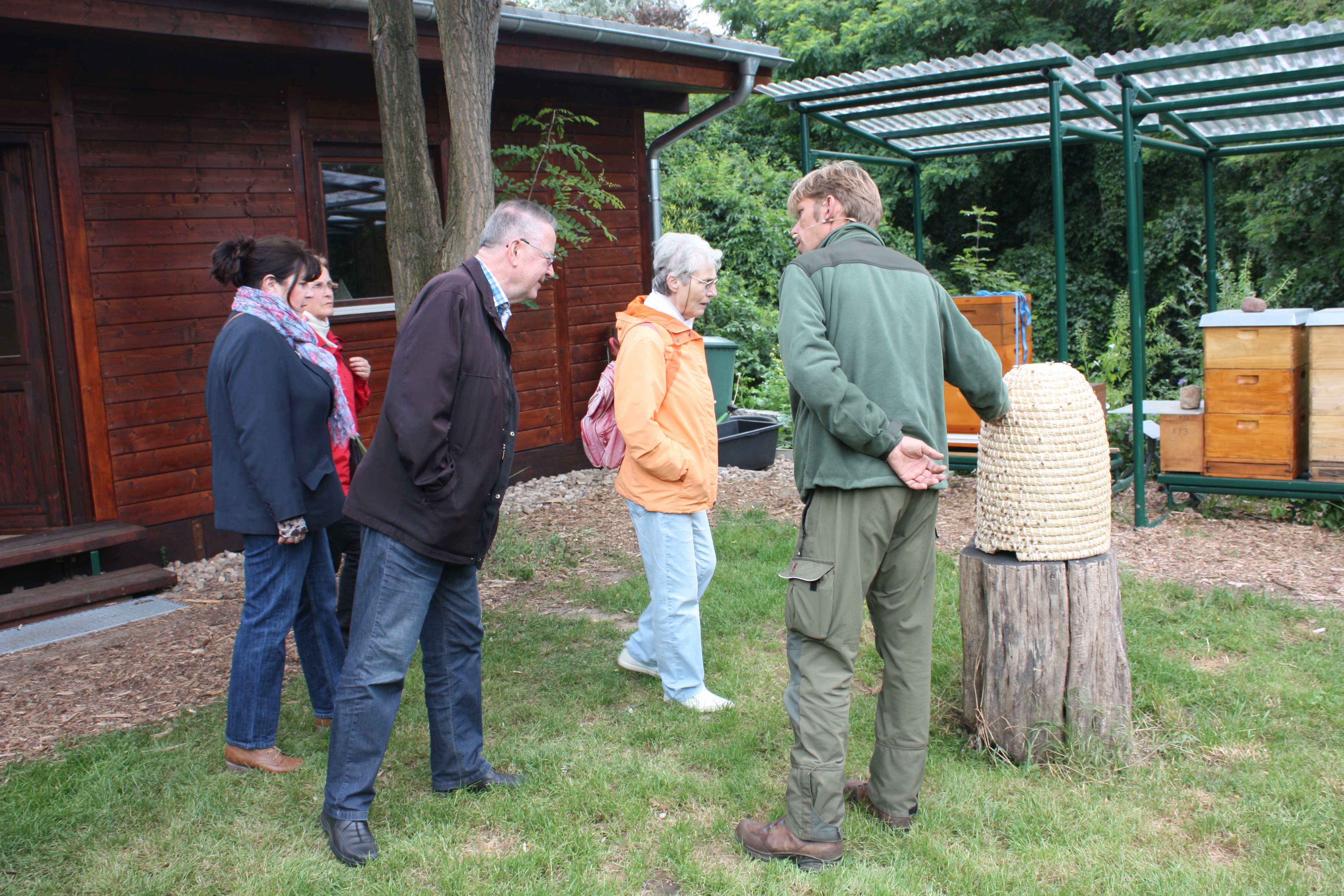 Naturranger Herr Lindner zeigt den neugierigen BesucherInnen die Bienen