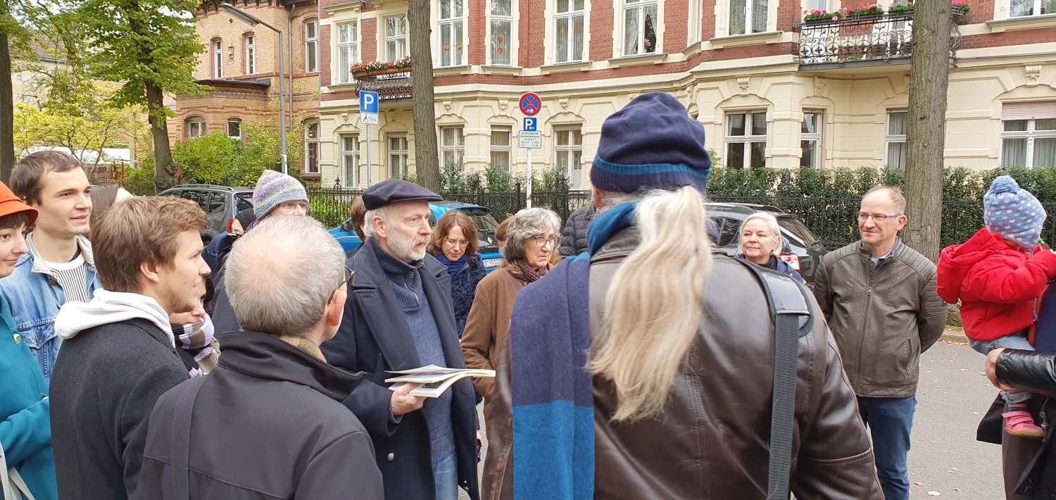 Menschen stehen auf der Straße