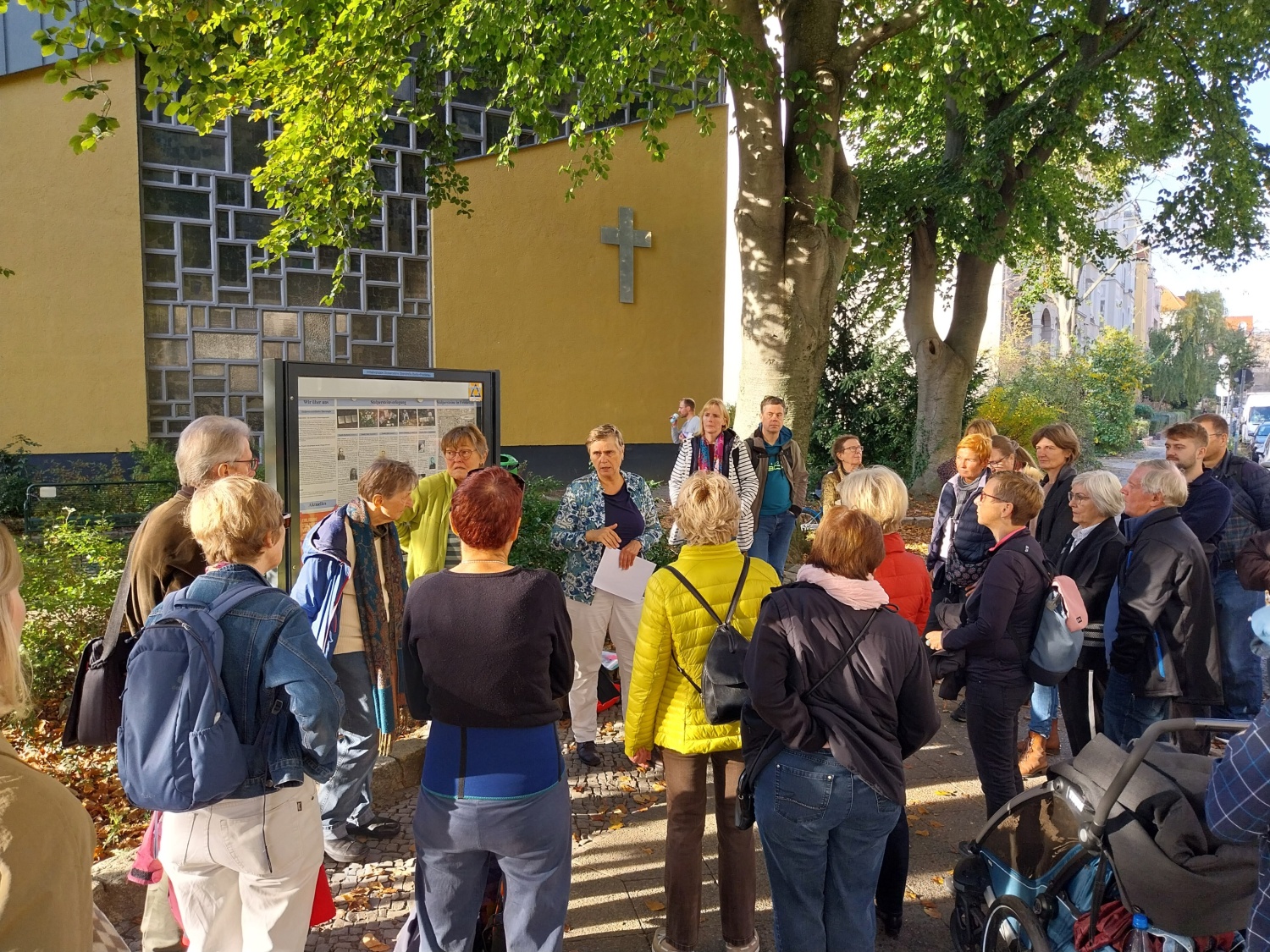 Menschengruppe vor einem Gemeindehaus