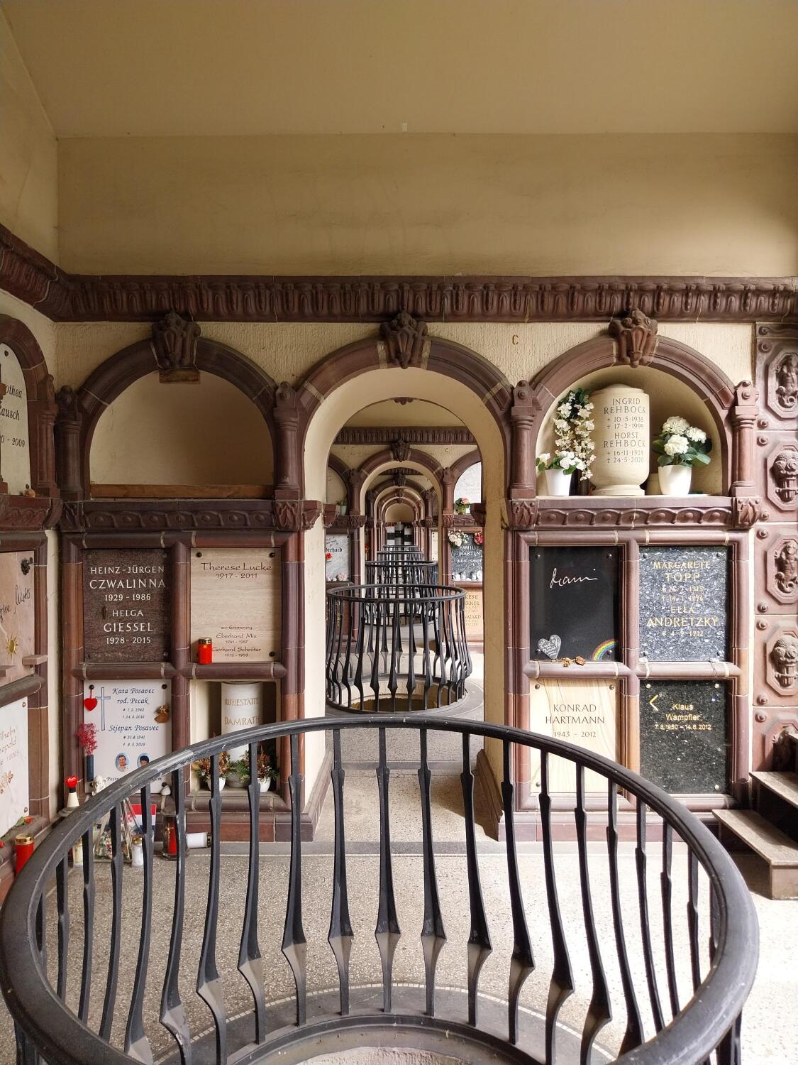 Columbarium mit Urnen