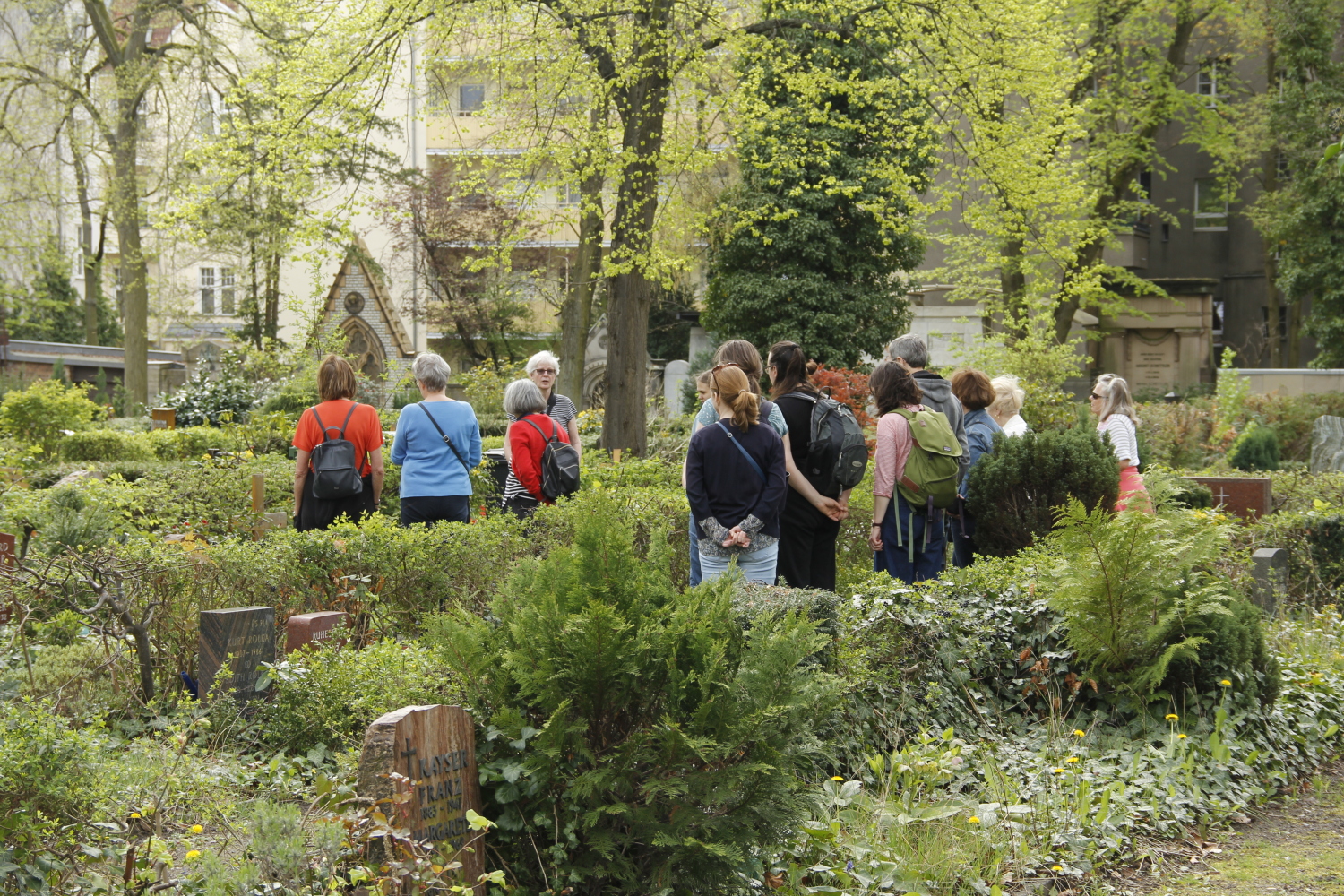 Menschen auf einem Friedhof