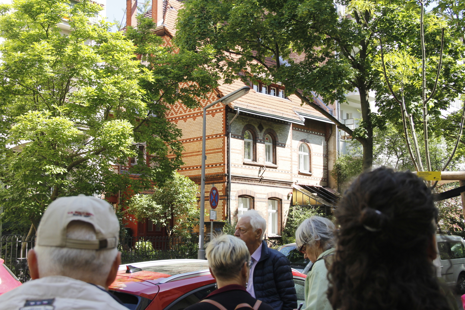 Menschen vor einem Wohnhaus