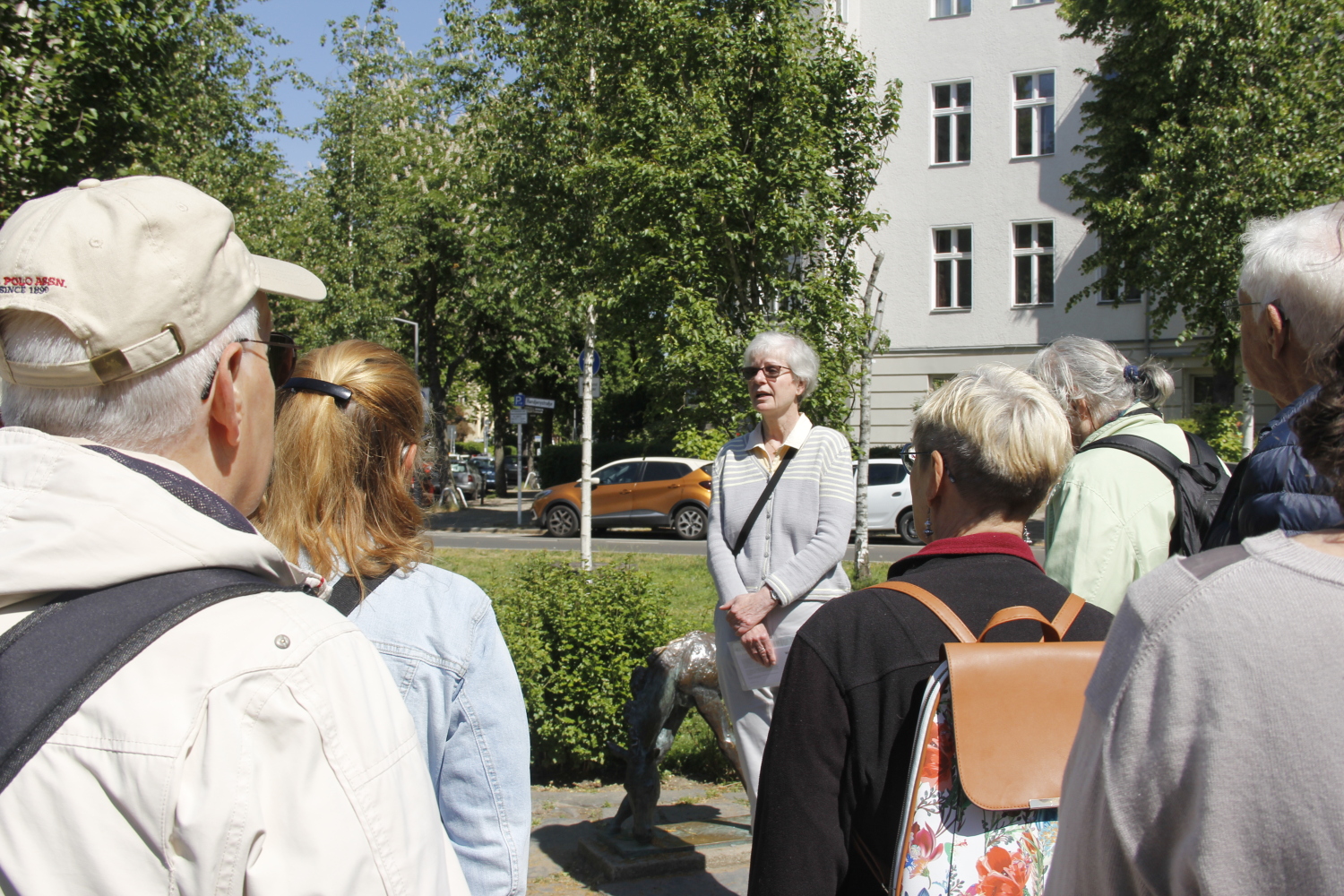 Menschengruppe auf einem Platz