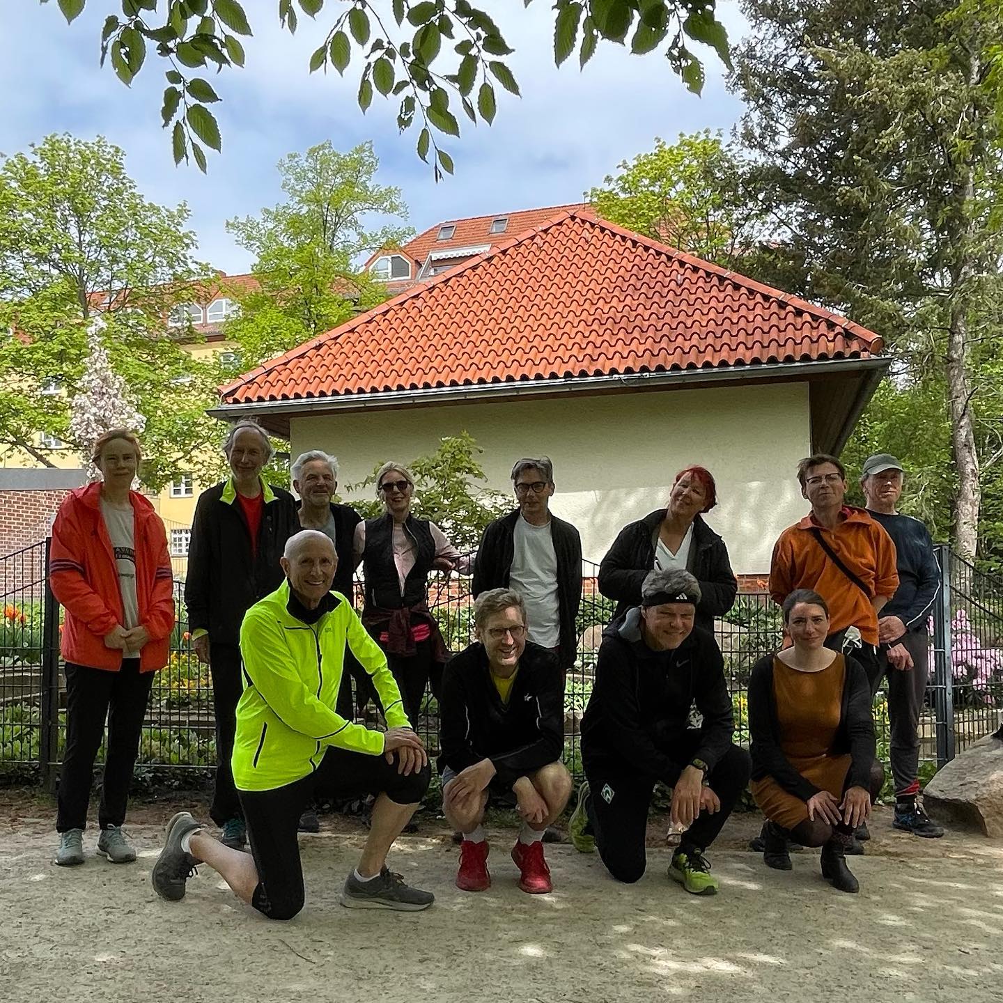 Zwölf Personen beim Gruppenfoto