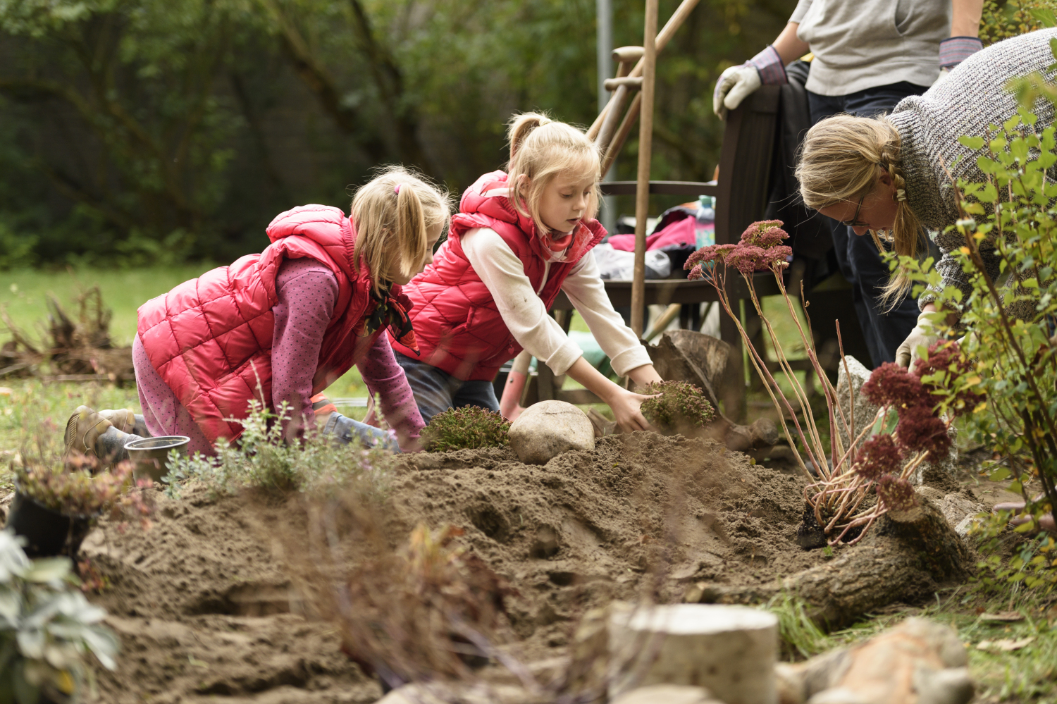 Projektumsetzung degewo - Kinder bei der Gartenarbeit