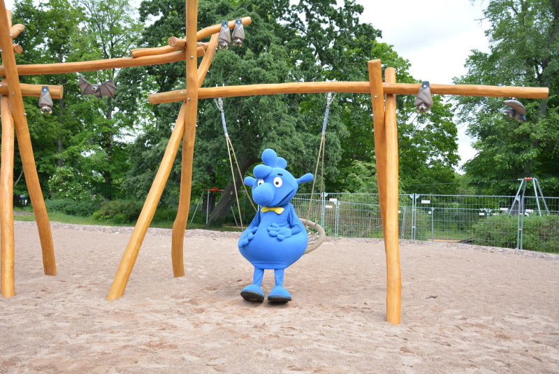 Theo Tintenklecks auf der Fledermausschaukel auf dem Weltspielplatz