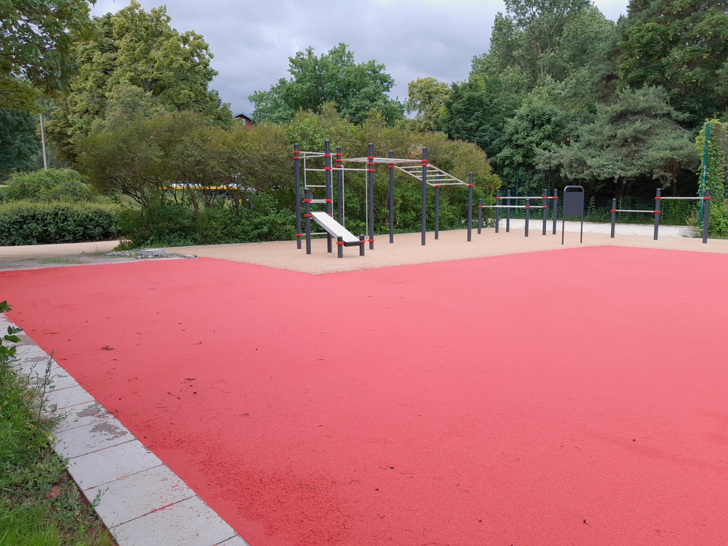 Spielplatz Königsheideweg Roter Platz mit Calisthenics-Anlage