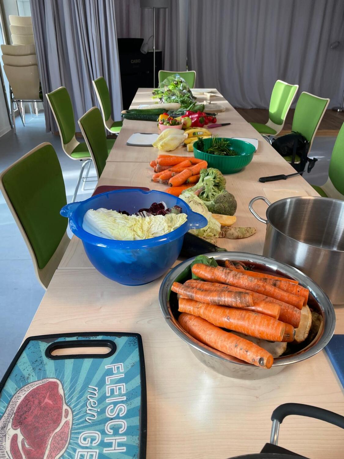 Tisch mit Lebensmitteln zur MM Küche