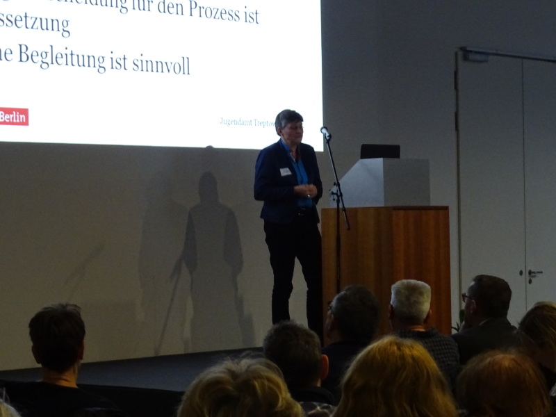 Jugendamtsleiterin, Iris Hölling, bei ihrer Präsentation