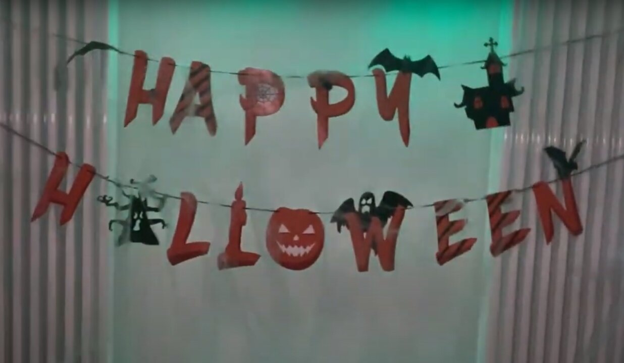 Eine Girlande mit der Aufschrift "Happy Halloween"