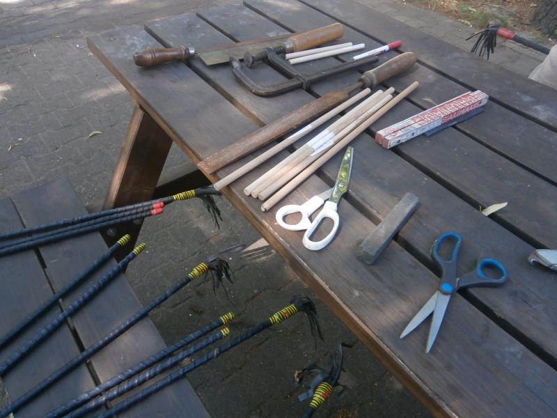 Werkzeug und Holzstäbe auf einem Tisch