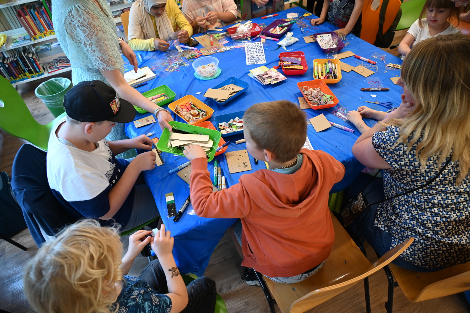 Kinder sitzen an einem Tisch und basteln