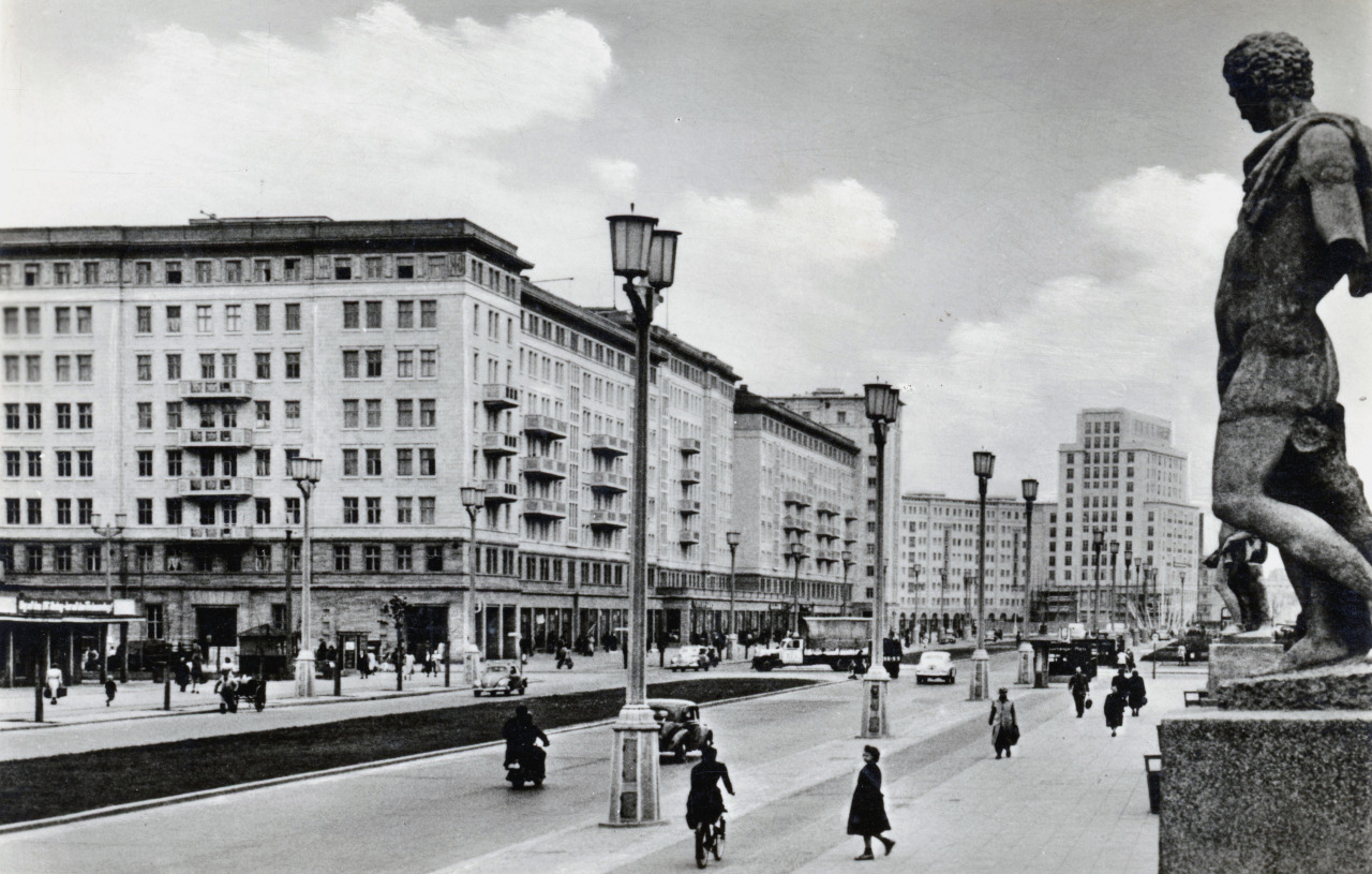 Postkarten-Ansicht der Stalinallee