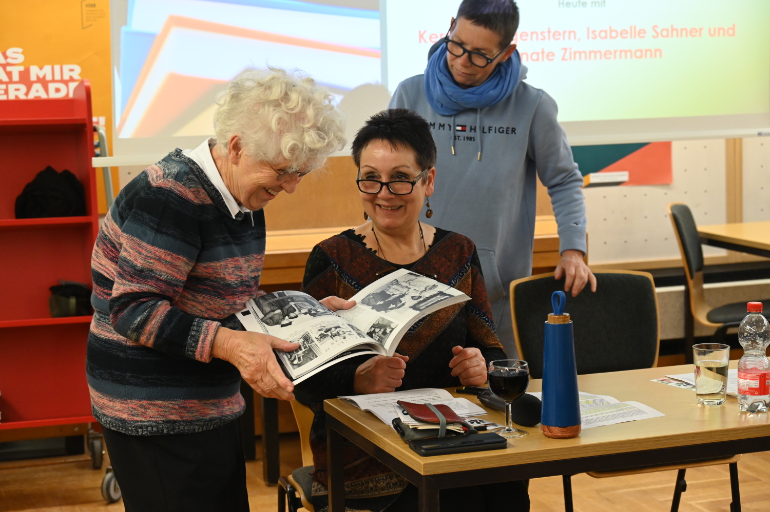 Besucherin im Gespräch mit Bibliothekarinnen