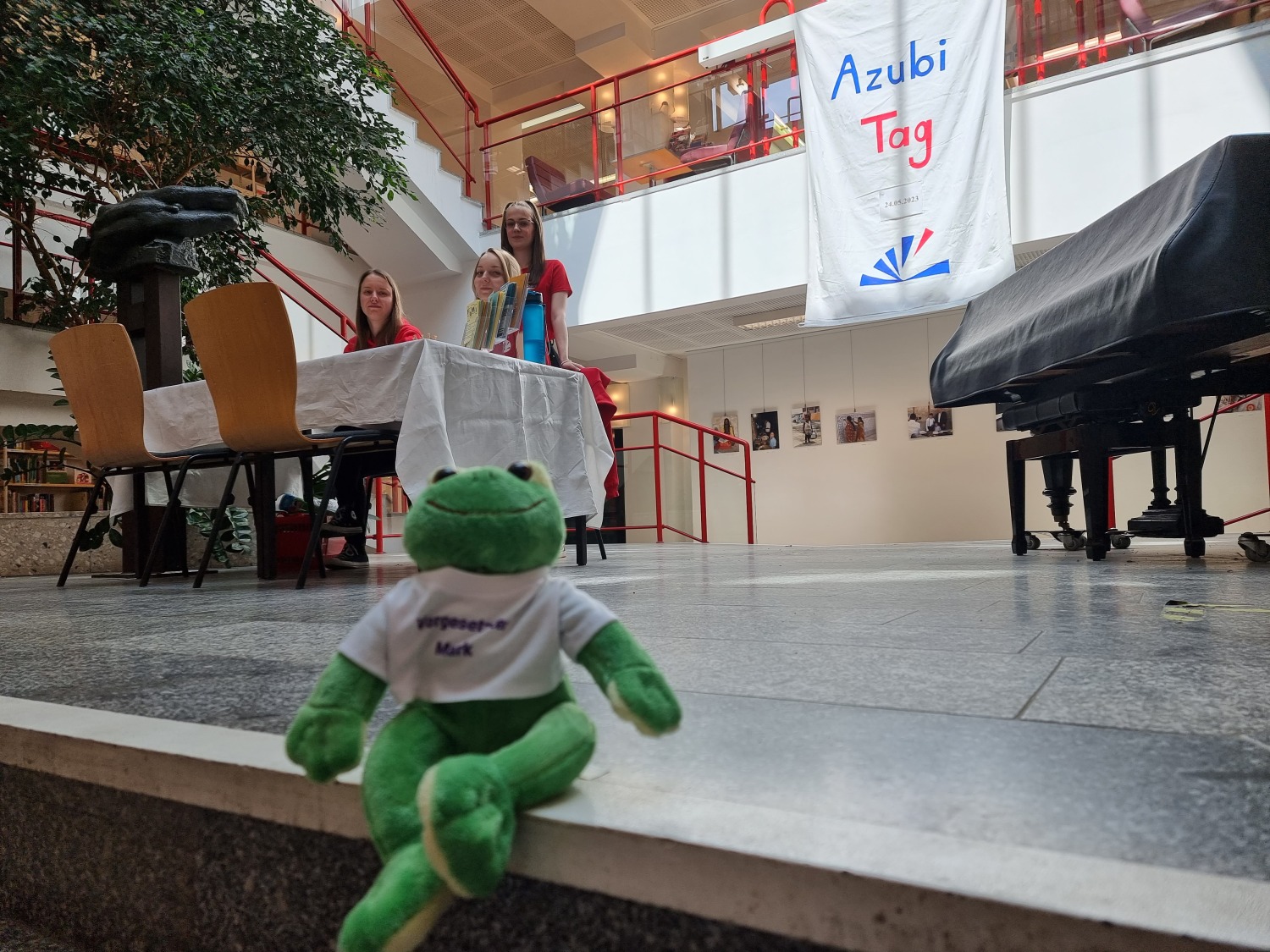 Foyer der Mark-Twain-Bibliothek mit Azubis