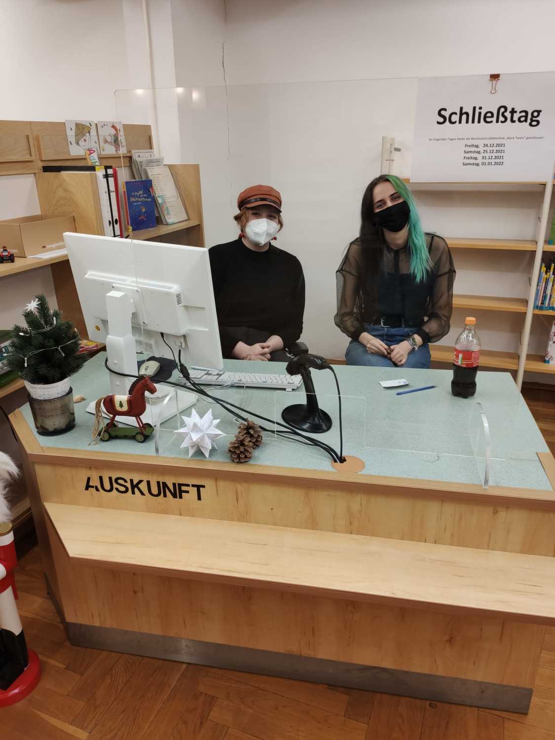 zwei Auszubildende in der Kinderbibliothek