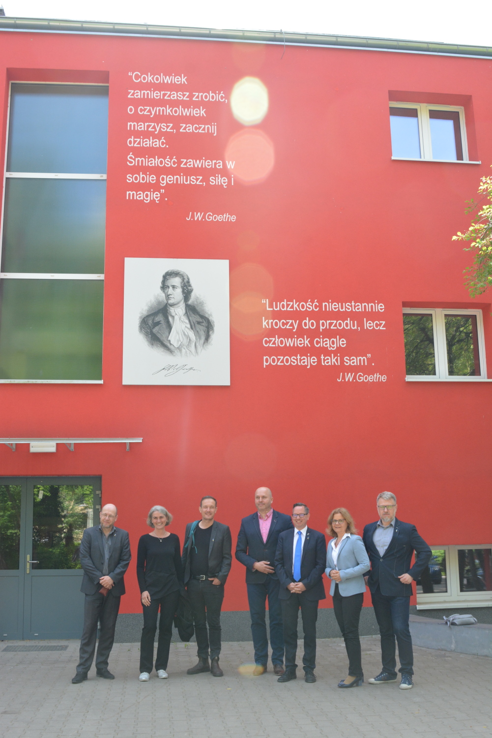 Deutsch-polnische Delegation mit dem Schulleiter Cezary Serzysko vor der Goethe Oberschule