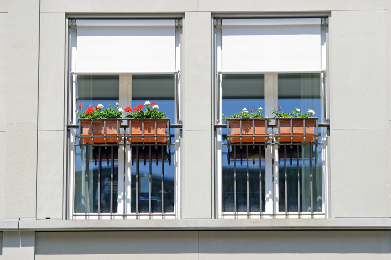 Balkon mit Blumenkasten