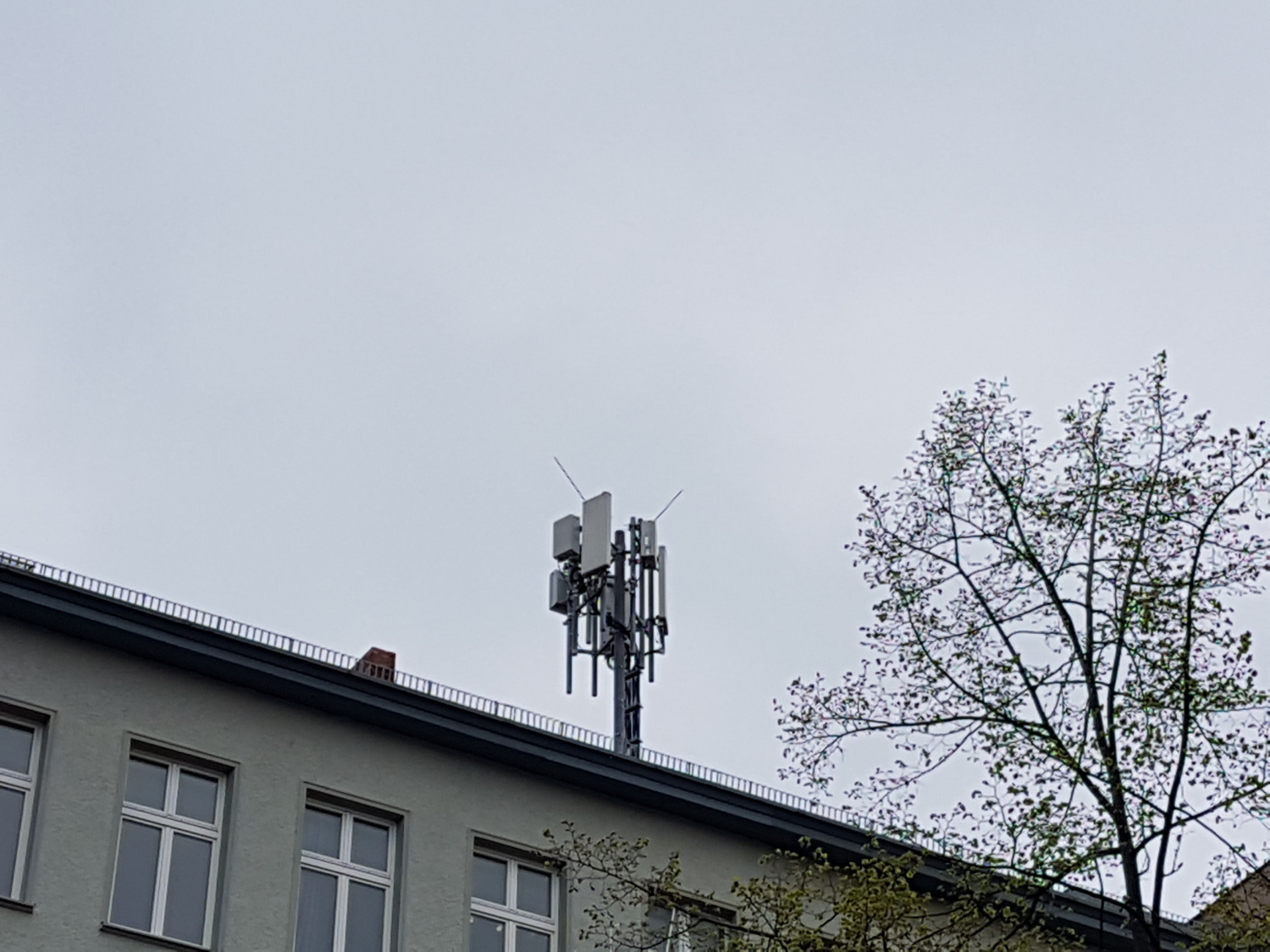 Mobilfunkantenne auf Dach