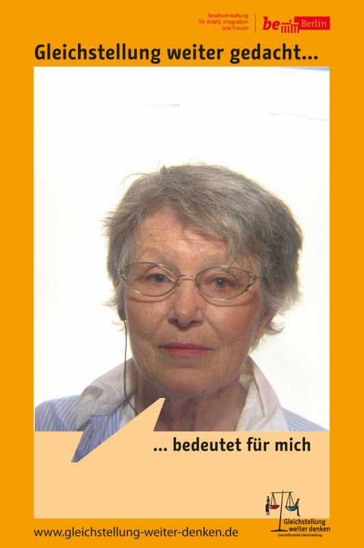 Eine ältere Dame im Fotoboxrahmen Gleichstellung weiter gedacht bedeutet für mich