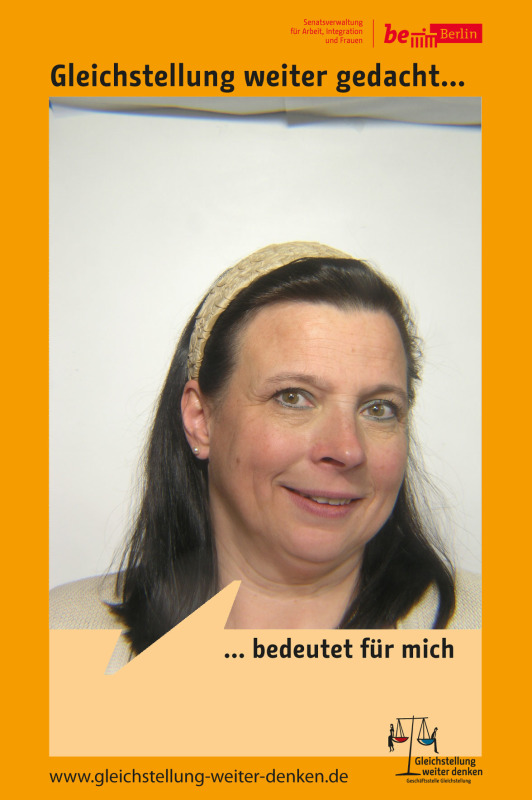 Eine Frau im Fotoboxrahmen