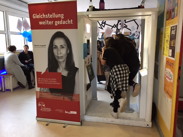 zwei Maedchen lassen sich in der Fotobox fotografieren