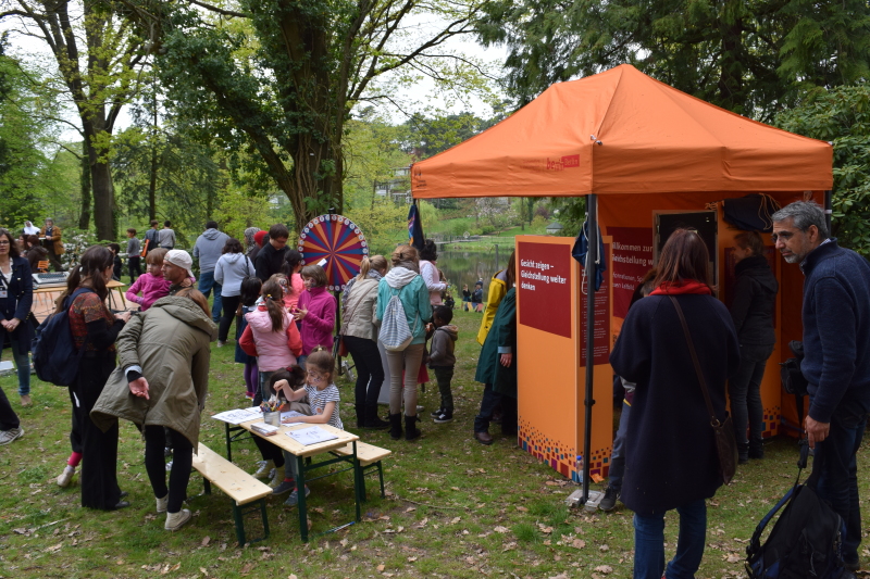 das GPR Zelt auf einer Wiese voller Menschen