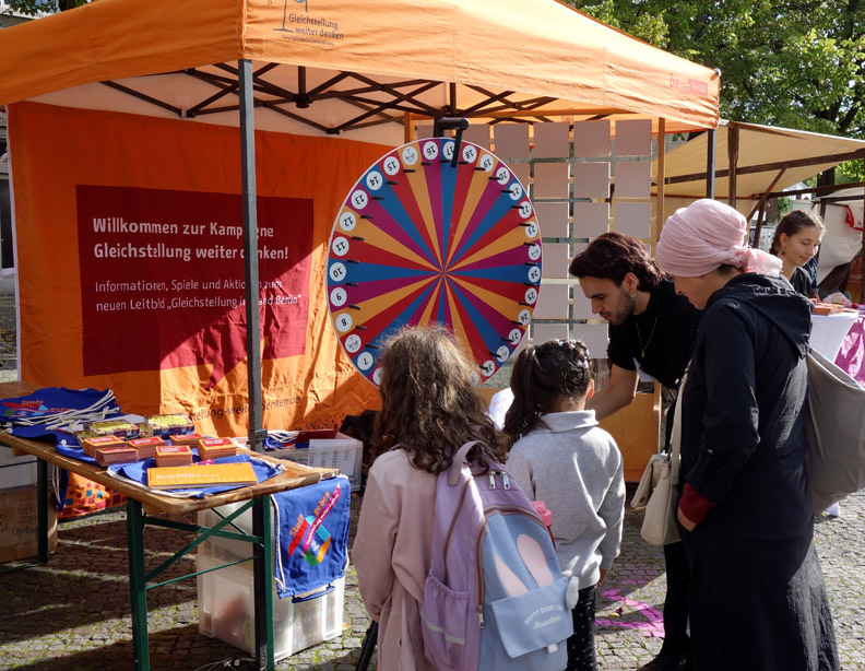 Kinder stehen vor dem GPR stand und beantworten Fragen des Grlücksrads