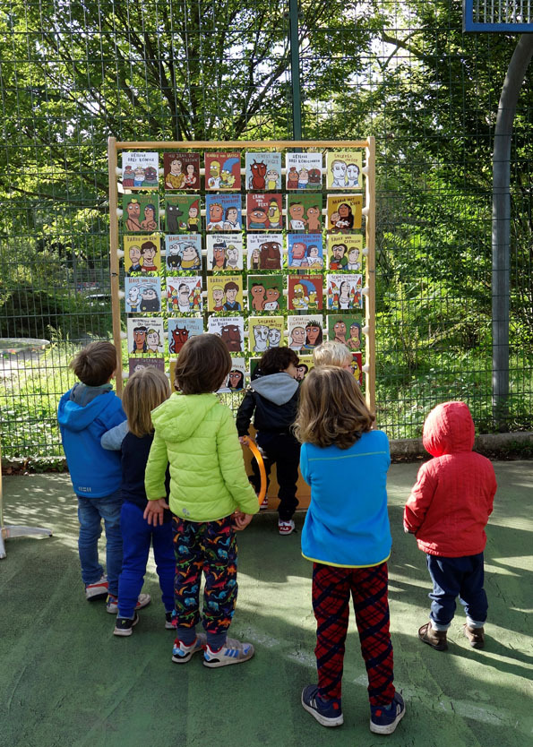 Kinder spielen mit der Memowand. Eine weitere Gruppe Kinder sieht zu.