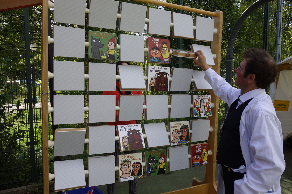 Ein Mann spielt mit der Memowand