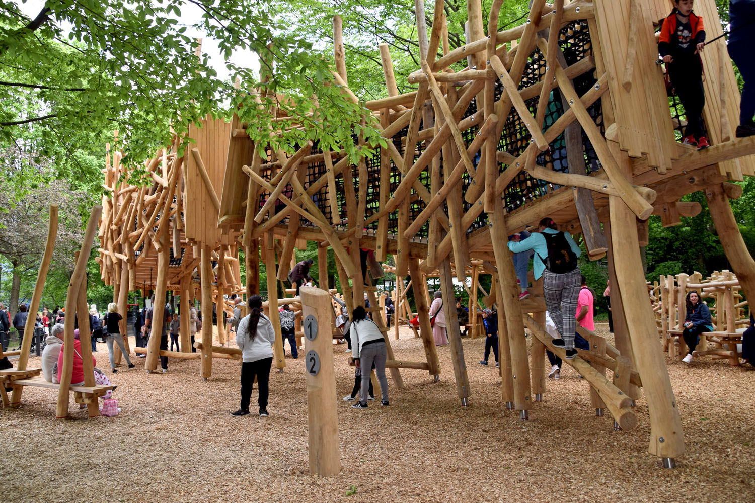 Spielplatz am Sollmannweg - Kletterlandschaft aus Robinienholz