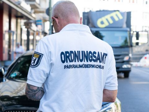 Kollege vom Ordungsamt nimmt Kfz-Daten auf und erstellt Verwarnungszettel