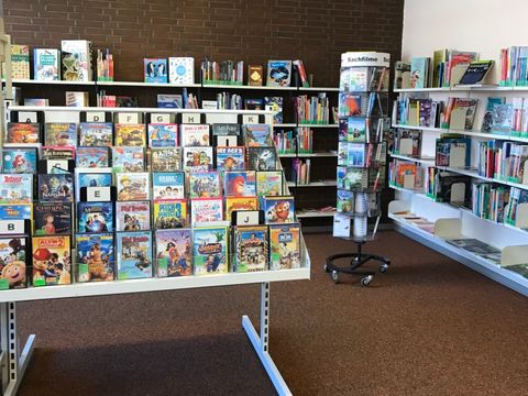 Bildvergrößerung: Kindersachbücher und Kinderfilme in der Stadtteilbibliothek Reinickendorf-West