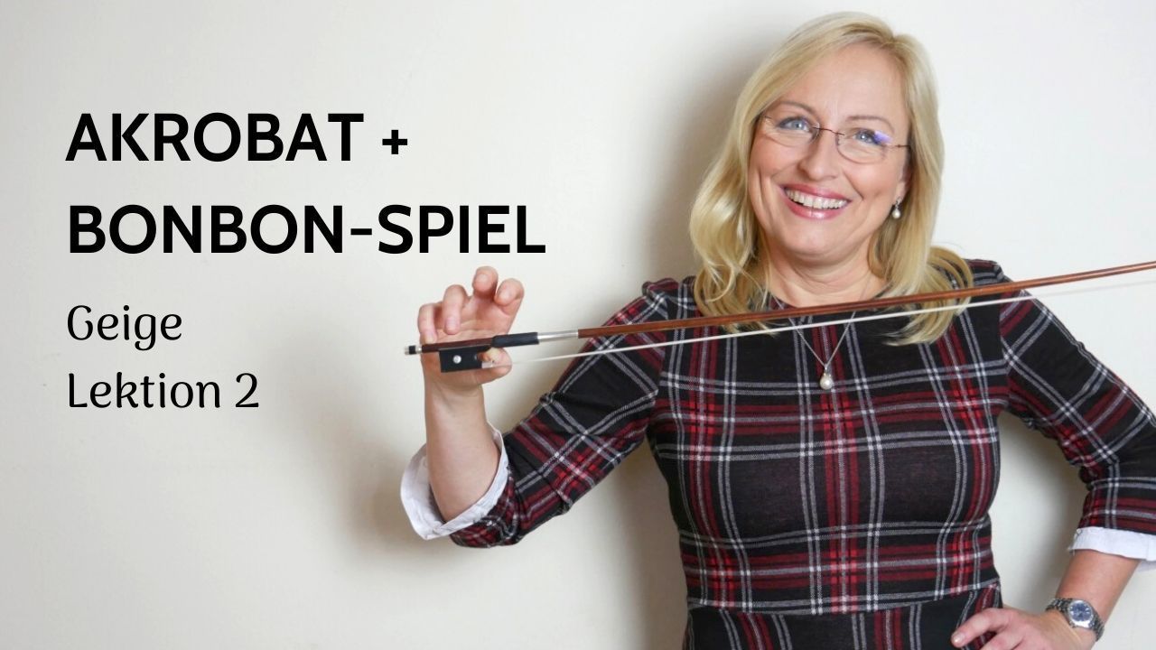 Frau hält Bogen seitlich