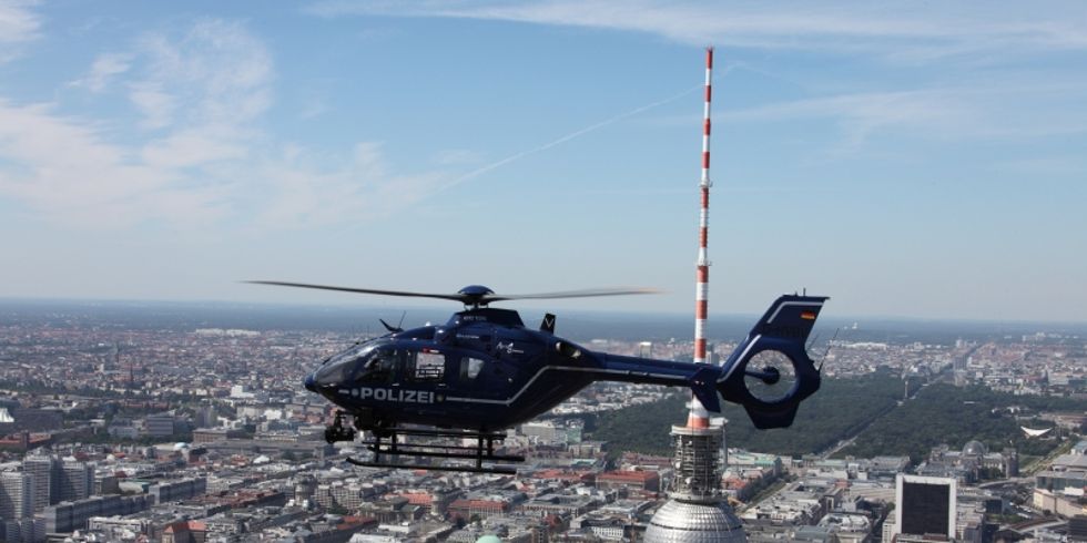Polizeihubschrauber vor dem Berliner Fernsehturm