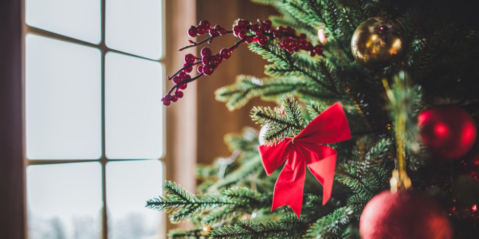 Weihnachtsbaum mit Schleife und Kugeln