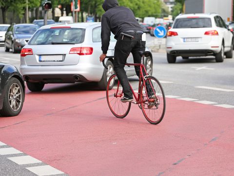 Radfahrer auf einer Straße 