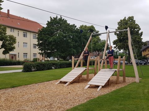 Bildvergrößerung: Bezirksstadträtin Katrin Schultze-Berndt (CDU) li., weiht mit der Projektleiterin Elke Bendin, re., die erste Doppelseilbahn in Reinickendorf auf dem Spielplatz Saalmannsteig ein.