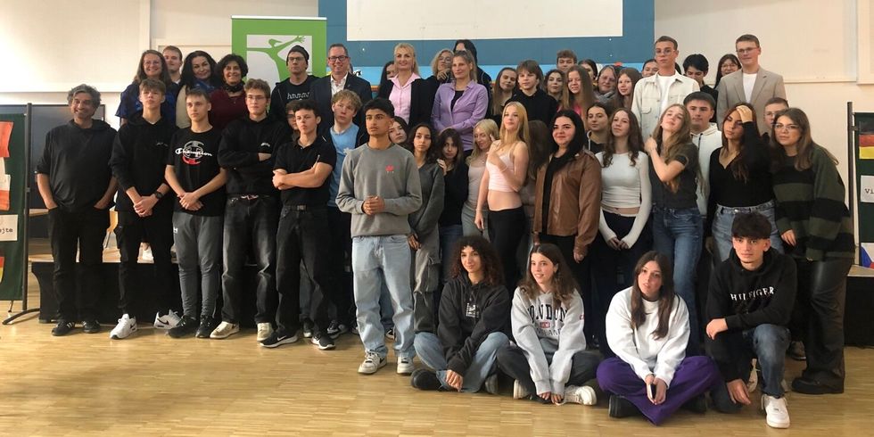 Teilnehmenden der "European Democratic Action Week" in der Schule an der Dahme - Gruppenbild