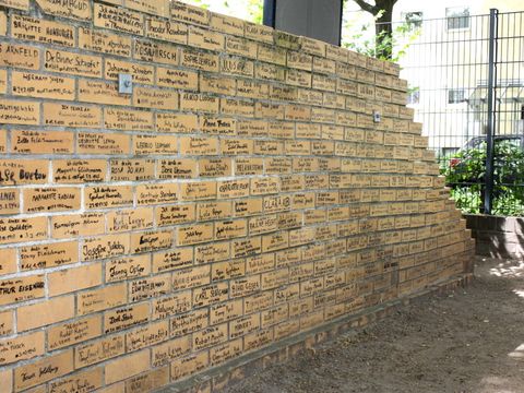 Bildvergrößerung: Die Denksteinmauer auf dem Gelände der Löcknitz-Grundschule.